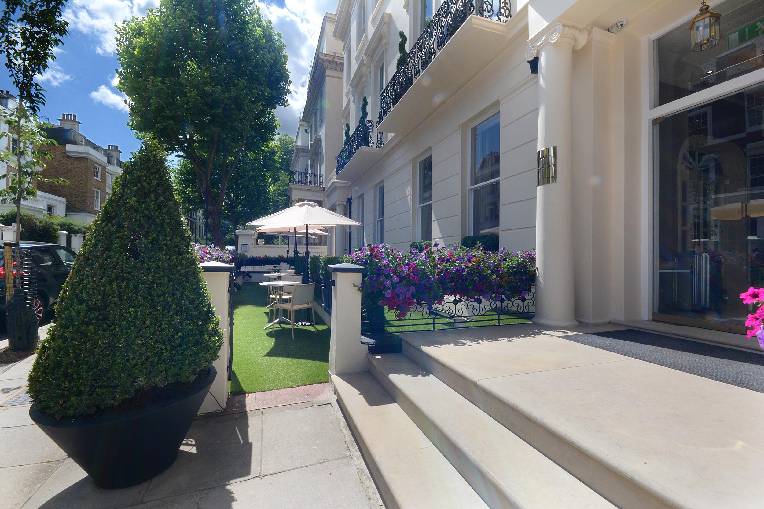 Отель Park Grand London Lancaster Gate Экстерьер фото The courtyard at 100 Eaton Square