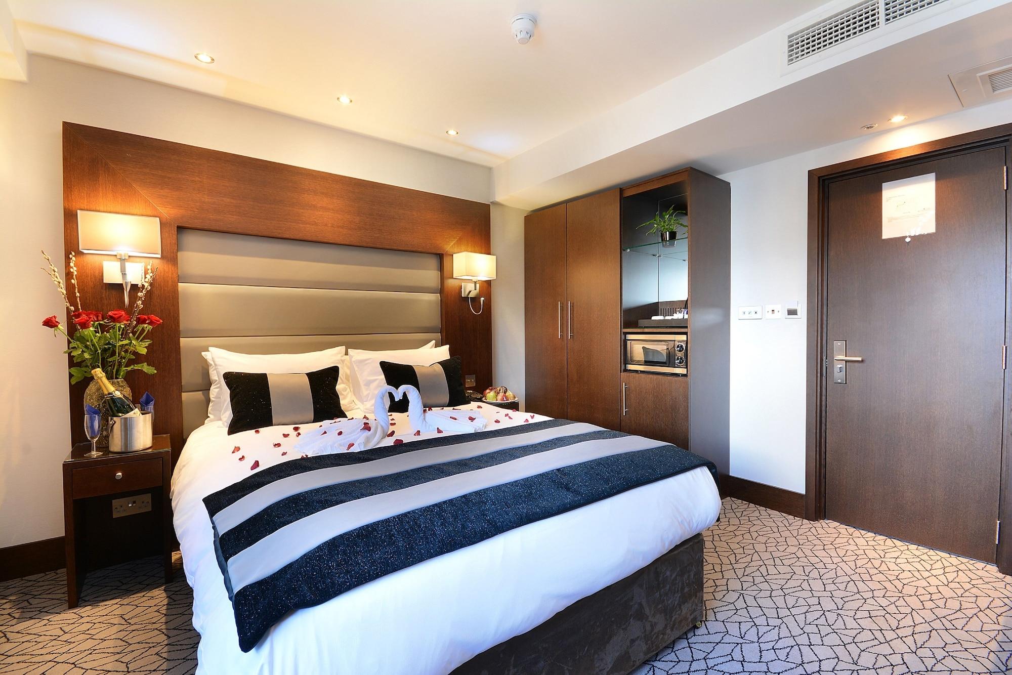 Отель Park Grand London Lancaster Gate Экстерьер фото A bedroom at the hotel