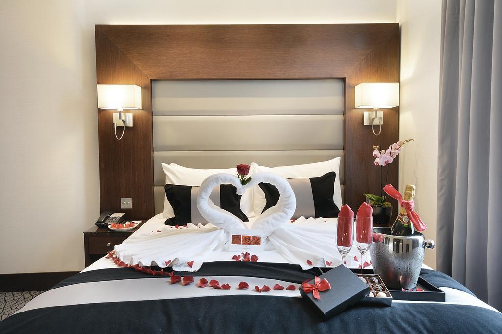 Отель Park Grand London Lancaster Gate Экстерьер фото A bed decorated for a honeymoon