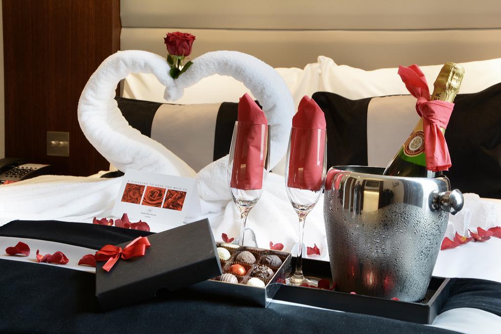 Отель Park Grand London Lancaster Gate Экстерьер фото A romantic setting in a hotel room