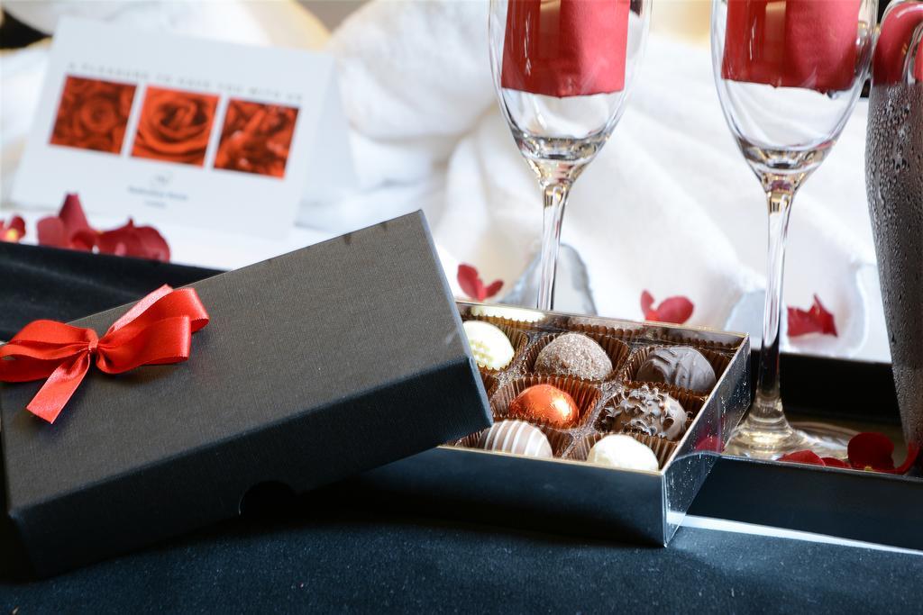 Отель Park Grand London Lancaster Gate Экстерьер фото A box of chocolates
