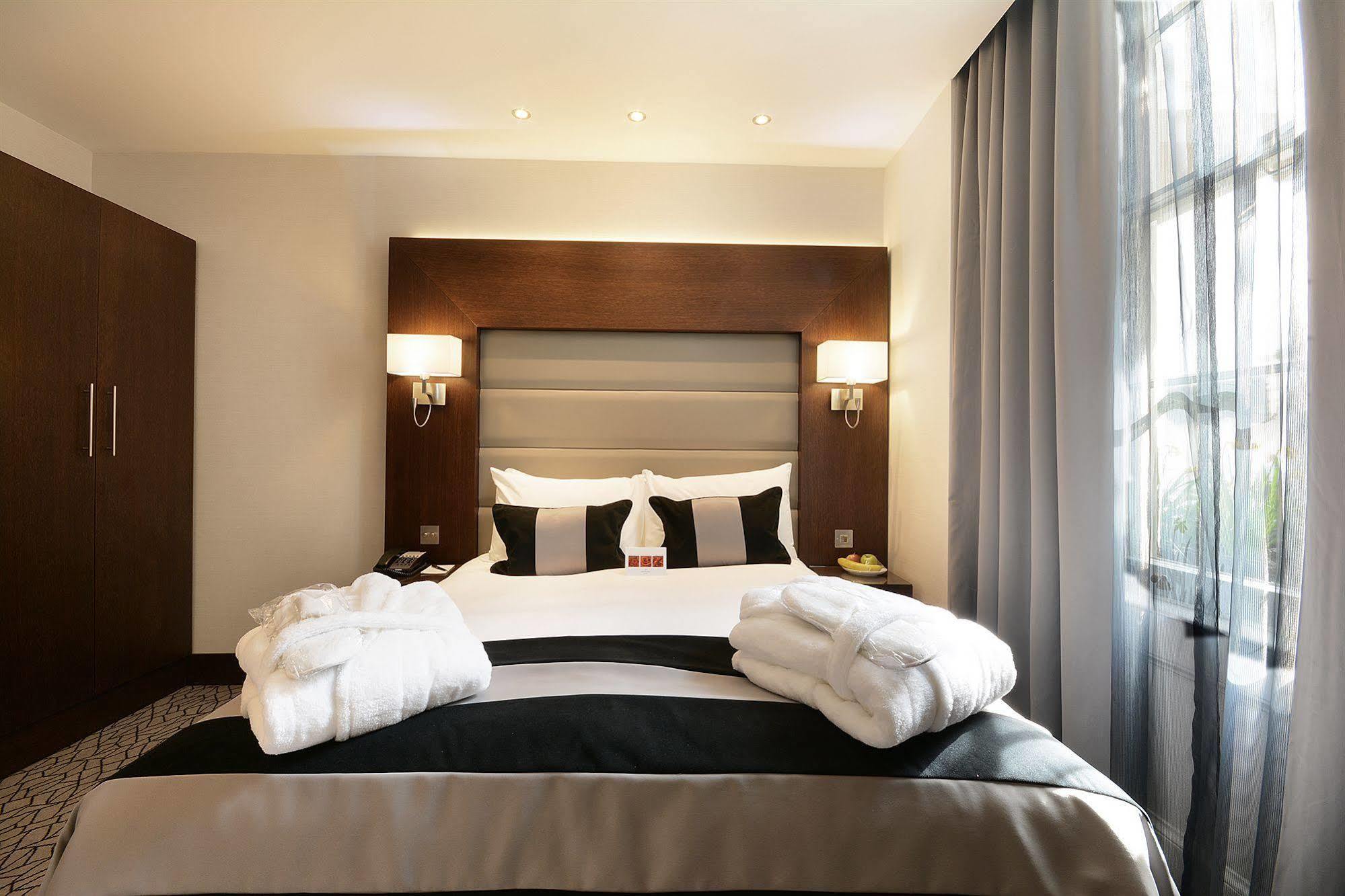 Отель Park Grand London Lancaster Gate Экстерьер фото A bedroom at the hotel
