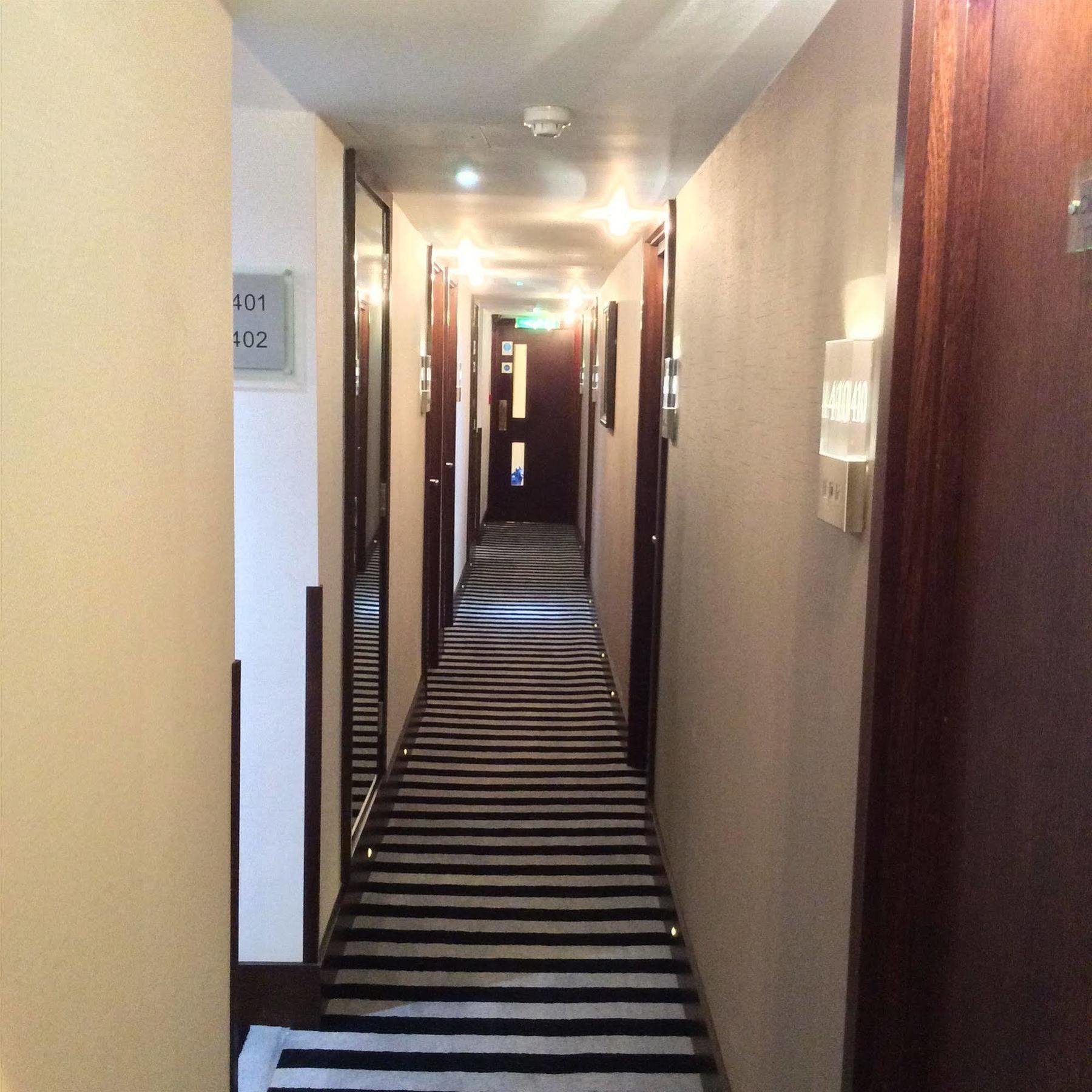 Отель Park Grand London Lancaster Gate Экстерьер фото A typical hotel corridor